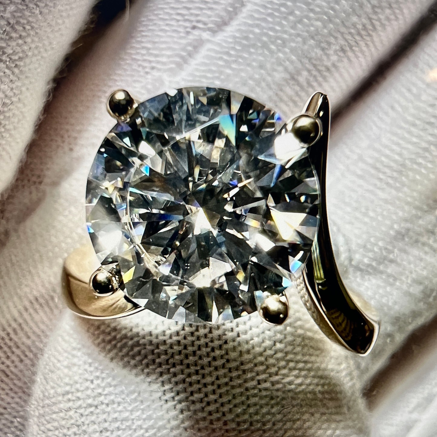Arc of Light: 3 Carat Round Brilliant Cut Lab Grown Diamond Engagement Ring